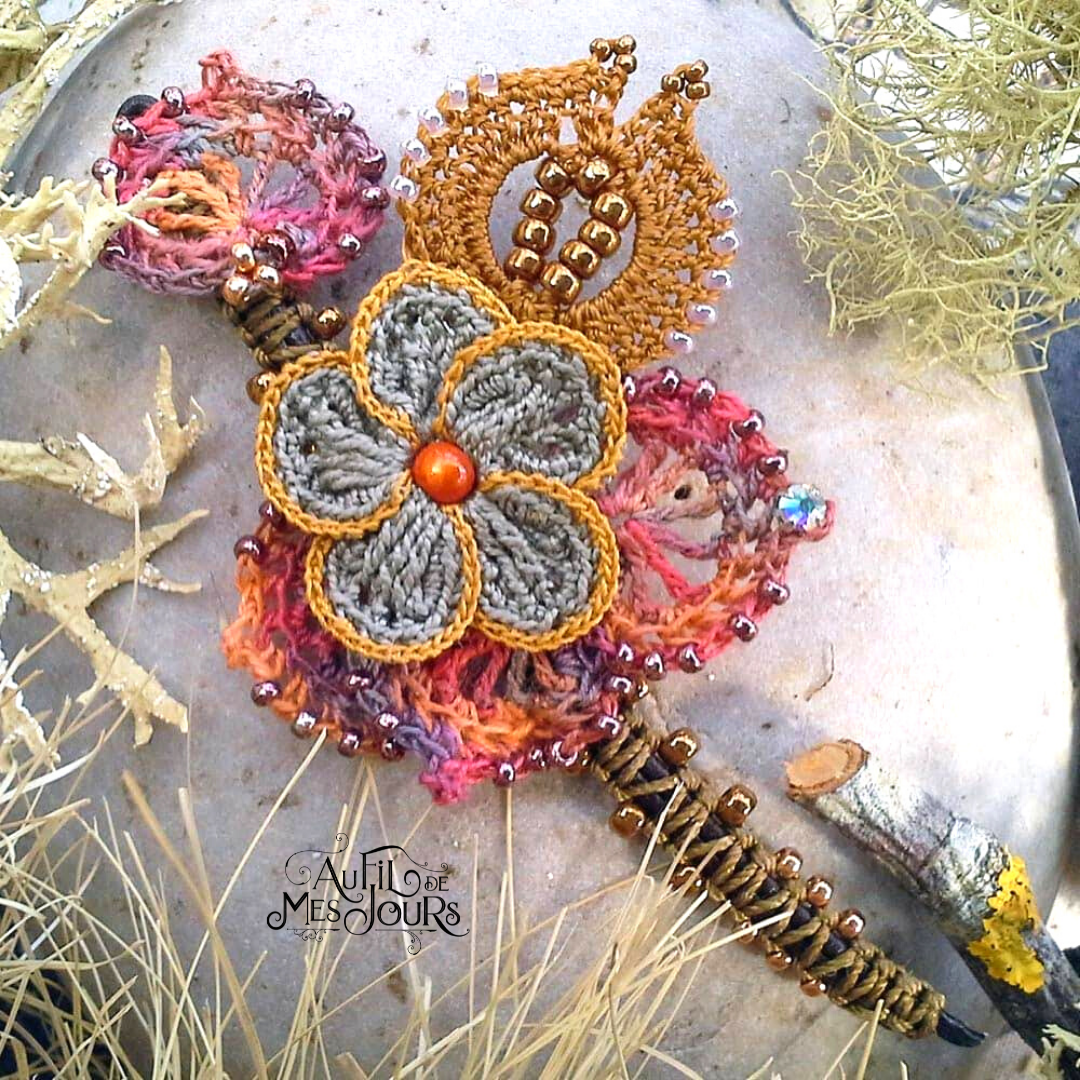 AU FIL DE MES JOURS-FANTAISIE TEXTILE-BIJOUX-BROCHE 1