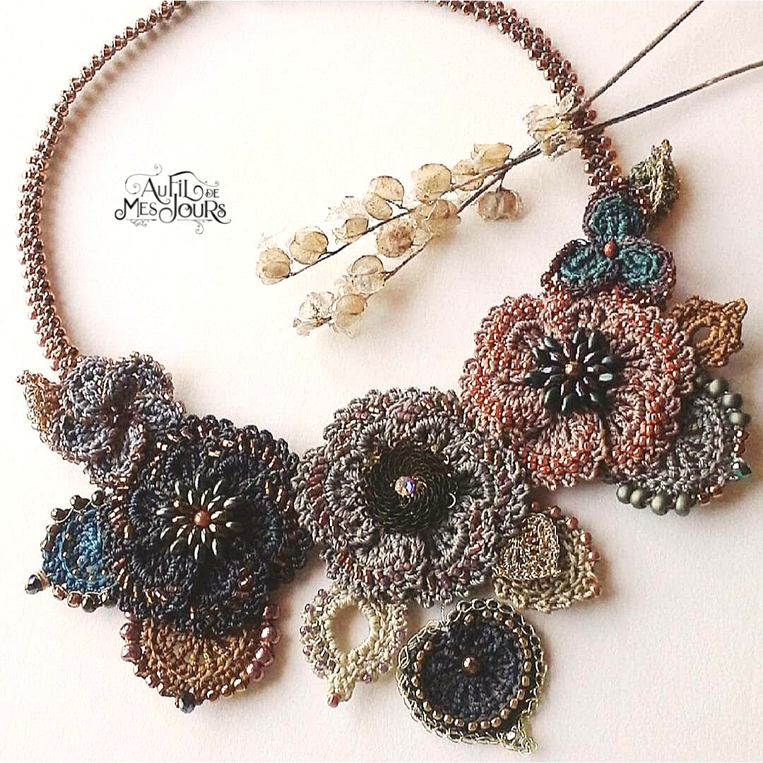 AU FIL DE MES JOURS-FANTAISIE TEXTILE-BIJOUX-COLLIER PLASTRON 1